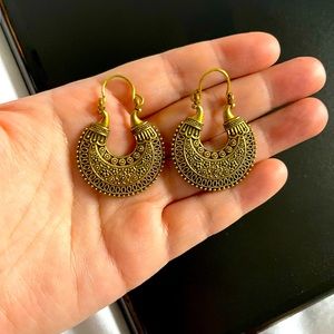 Beautiful traditional attire look earrings.can style it any way